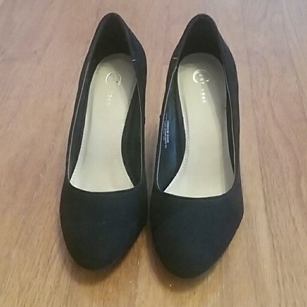 C est. 1949 black round-toe pumps